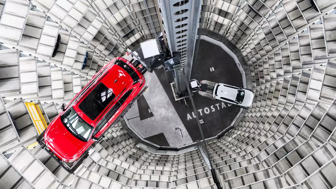 Kaum eine Stadt ist so abhängig vom Auto wie Wolfsburg. (Archivbild) - Bild: Julian Stratenschulte/dpa