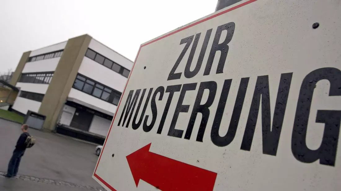 Sollen alle junge Männer wieder gemustert werden oder nur ein durch Losverfahren ausgewählter Anteil? Das ist eine der Streitfragen in der Diskussion über den künftigen Wehrdienst. - Bild: picture alliance / dpa