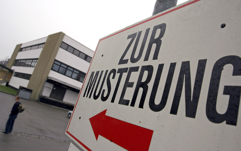 Sollen alle junge Männer wieder gemustert werden oder nur ein durch Losverfahren ausgewählter Anteil? Das ist eine der Streitfragen in der Diskussion über den künftigen Wehrdienst. - Foto: picture alliance / dpa