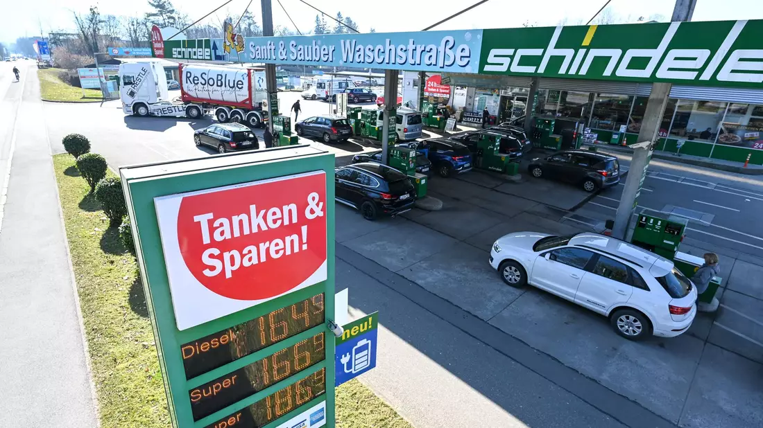 In Österreich tankt es sich in der Regel günstiger - das liegt aber nicht daran, dass die Preise nur einmal pro Tag angehoben werden dürfen. (Symbolbild) - Bild: Felix Kästle/dpa