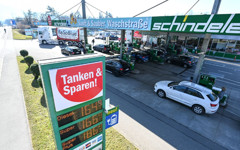 In Österreich tankt es sich in der Regel günstiger - das liegt aber nicht daran, dass die Preise nur einmal pro Tag angehoben werden dürfen. (Symbolbild) - Foto: Felix Kästle/dpa