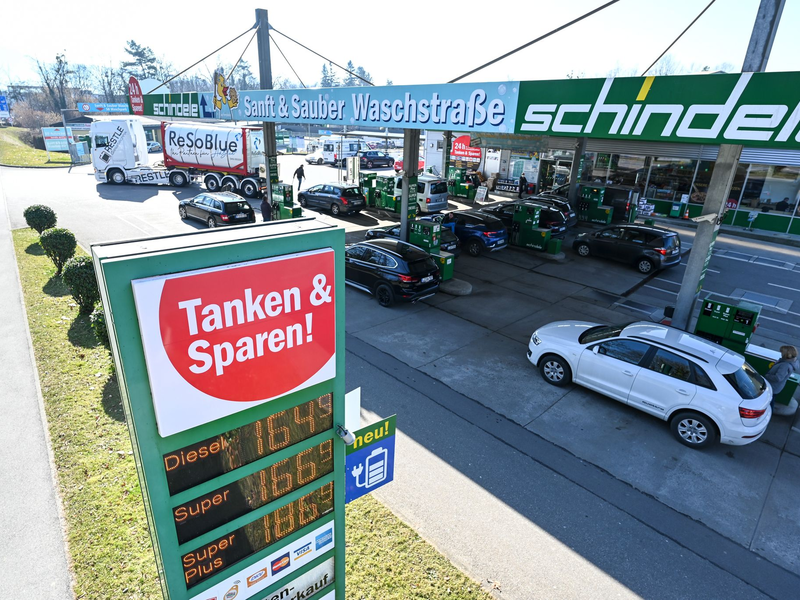 In Österreich tankt es sich in der Regel günstiger - das liegt aber nicht daran, dass die Preise nur einmal pro Tag angehoben werden dürfen. (Symbolbild) - Foto: Felix Kästle/dpa