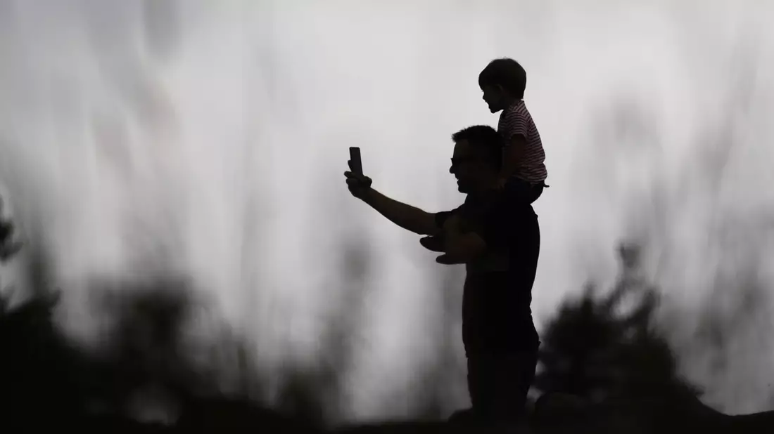 Ob Kinderfotos ins Internet gehören, ist eine vieldiskutierte Frage. (Archivfoto) - Bild: Arne Dedert/dpa
