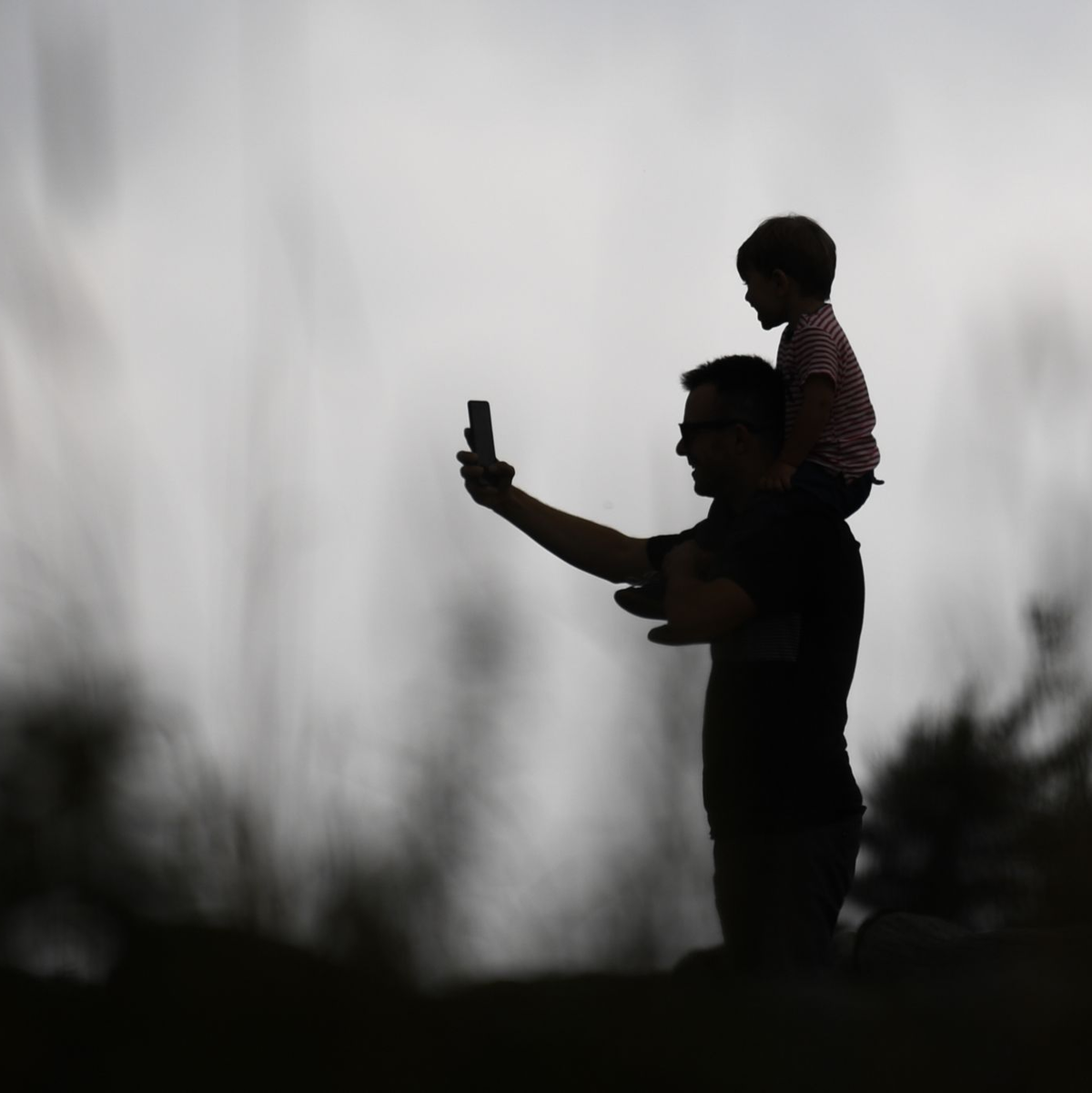Ob Kinderfotos ins Internet gehören, ist eine vieldiskutierte Frage. (Archivfoto) - Foto: Arne Dedert/dpa
