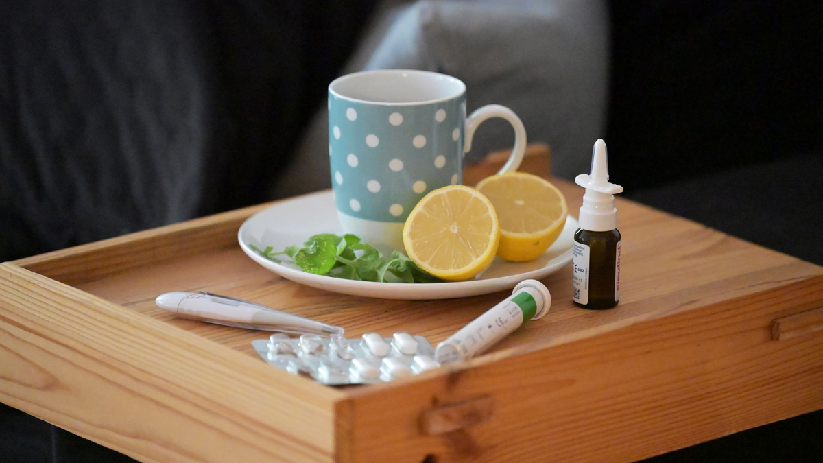 Wer Corona hat, sollte am besten so lange zu Hause bleiben, bis die Krankheitszeichen sich deutlich verbessert haben. (Symbolbild) - Foto: Malin Wunderlich/dpa