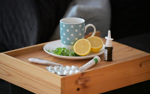 Wer Corona hat, sollte am besten so lange zu Hause bleiben, bis die Krankheitszeichen sich deutlich verbessert haben. (Symbolbild) - Foto: Malin Wunderlich/dpa