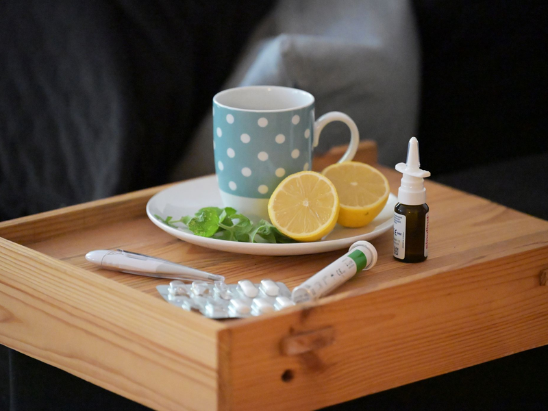 Wer Corona hat, sollte am besten so lange zu Hause bleiben, bis die Krankheitszeichen sich deutlich verbessert haben. (Symbolbild) - Foto: Malin Wunderlich/dpa