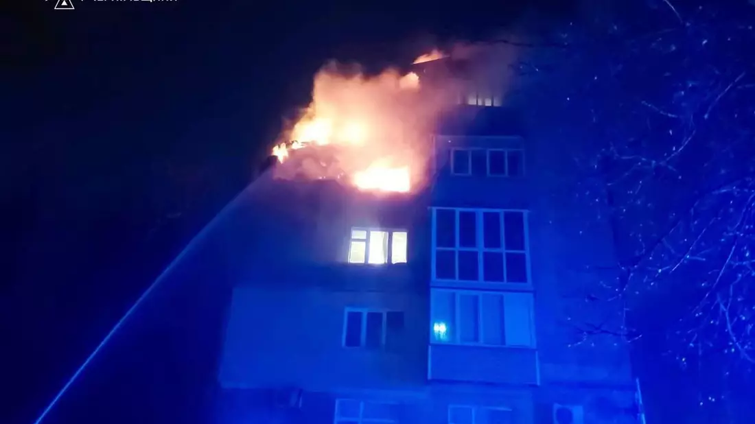 Die russischen Luftangriffe auf die Ukraine gingen auch in der Nacht weiter. (Archivfoto) - Bild: -/Ukrainian Emergency Service via AP/dpa
