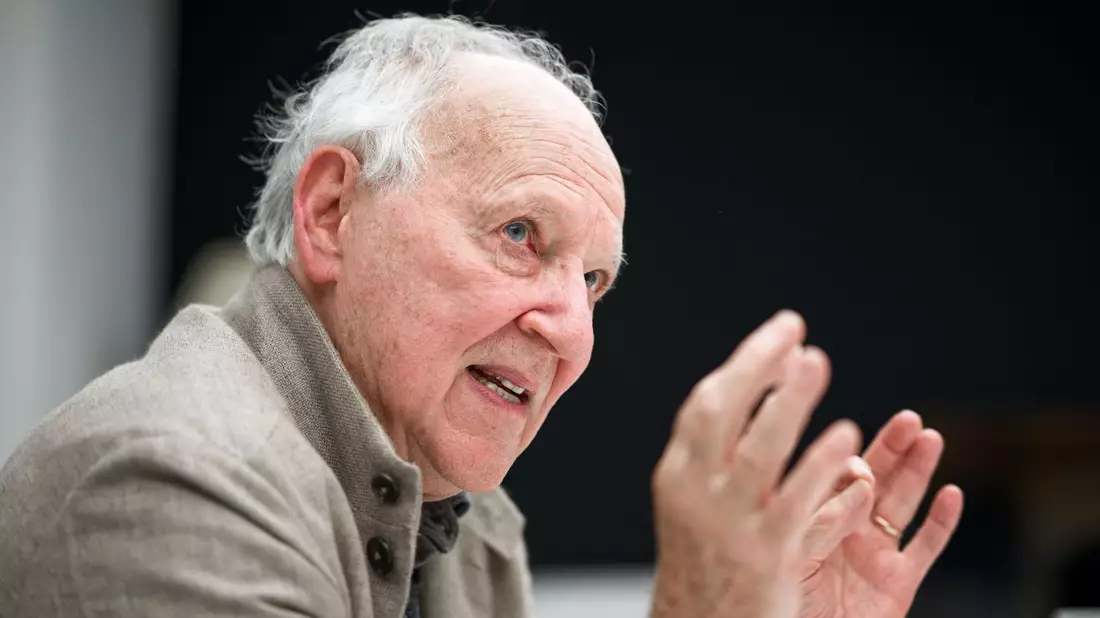 Dass er kein Smartphone besitze, will Werner Herzog (83) nicht als Statement missverstanden wissen - altmodisch und gegen Technik sei er keineswegs. - Bild: Henning Kaiser/dpa