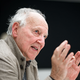 Dass er kein Smartphone besitze, will Werner Herzog (83) nicht als Statement missverstanden wissen - altmodisch und gegen Technik sei er keineswegs. - Foto: Henning Kaiser/dpa