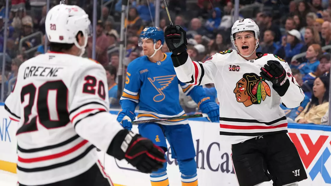 Lukas Reichel (r) erzielte erstmals zwei Tore in einem NHL-Spiel. - Bild: Jeff Roberson/AP/dpa