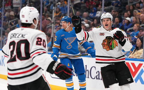 Lukas Reichel (r) erzielte erstmals zwei Tore in einem NHL-Spiel. - Foto: Jeff Roberson/AP/dpa