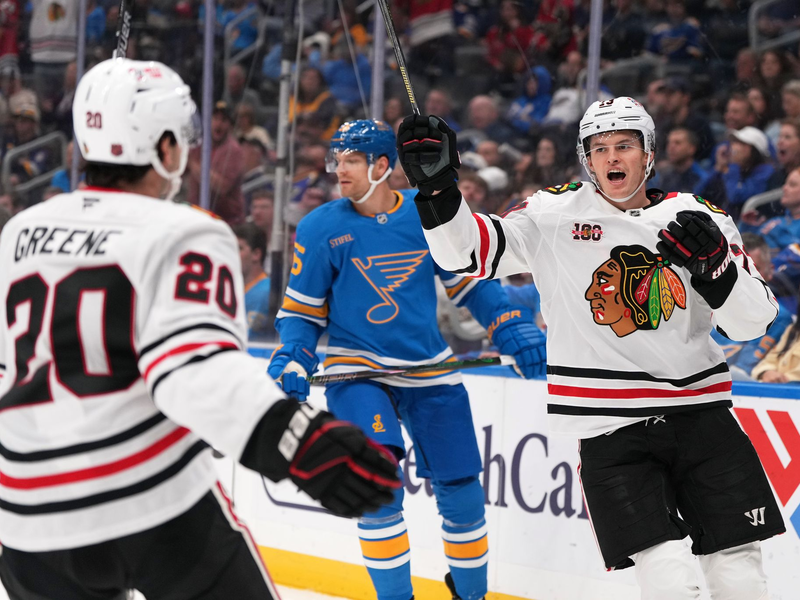 Lukas Reichel (r) erzielte erstmals zwei Tore in einem NHL-Spiel. - Foto: Jeff Roberson/AP/dpa