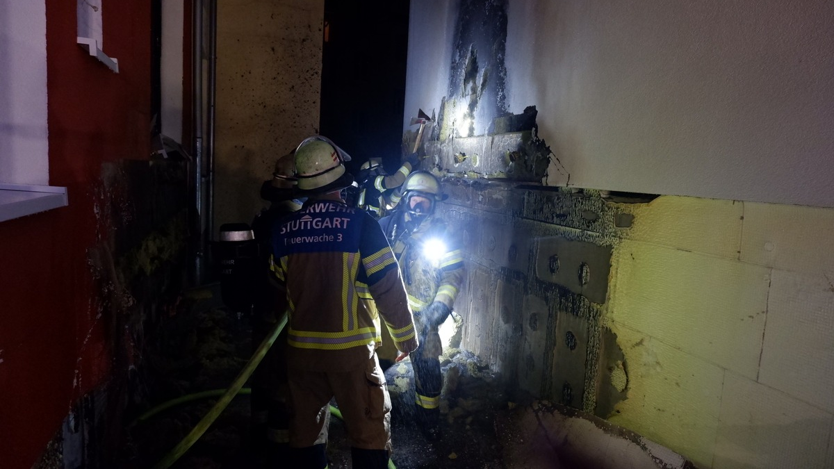 FW Stuttgart: Mülltonnenbrand greift auf Gebäudefassaden über - Foto: presseportal.de