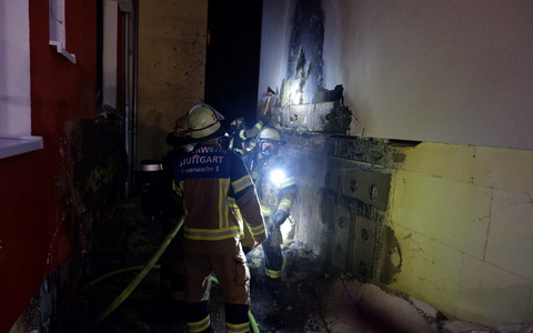 FW Stuttgart: Mülltonnenbrand greift auf Gebäudefassaden über - Foto: presseportal.de