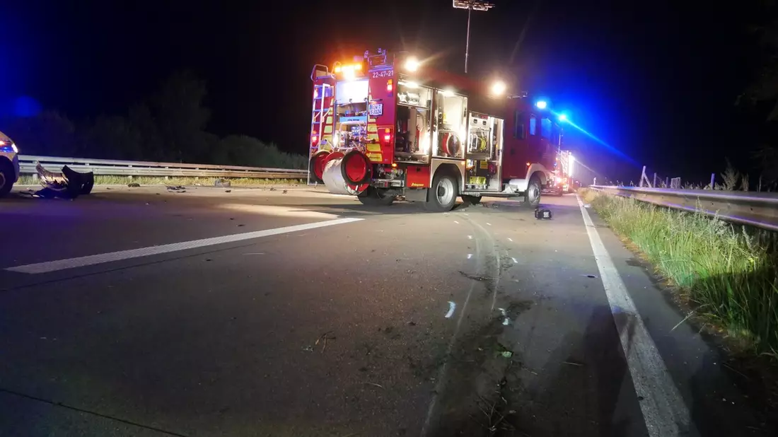 POL-ROW: ++ Schwerer Verkehrsunfall auf der A 1 bei Elsdorf: 27-Jähriger verstirbt noch an der Unfallstelle ++ - Bild: presseportal.de