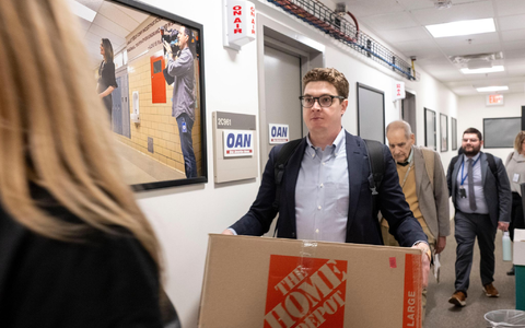 Mitglieder des Pentagon-Pressekorps verlassen das US-Verteidigungsministerium. - Foto: Kevin Wolf/FR33460 AP/AP/dpa