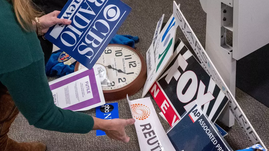 Auch Fox News weigert sich, die neuen Regeln zu unterzeichnen.  - Bild: Kevin Wolf/AP/dpa