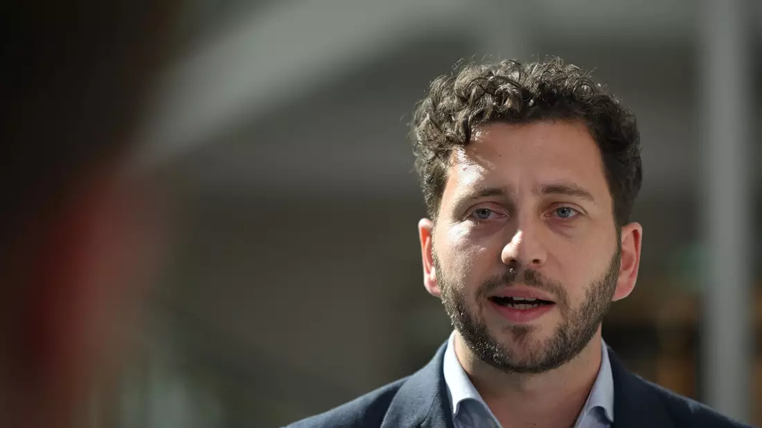 Grünen-Chef Felix Banaszak übte heftige Kritik. (Archivfoto) - Bild: Shireen Broszies/dpa
