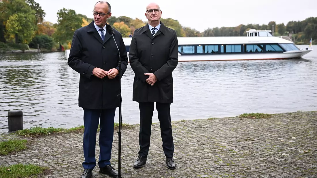 Merz war zu Gast in Brandenburg - eine seiner Äußerungen dort sorgt für massive Kritik.  - Bild: Britta Pedersen/dpa