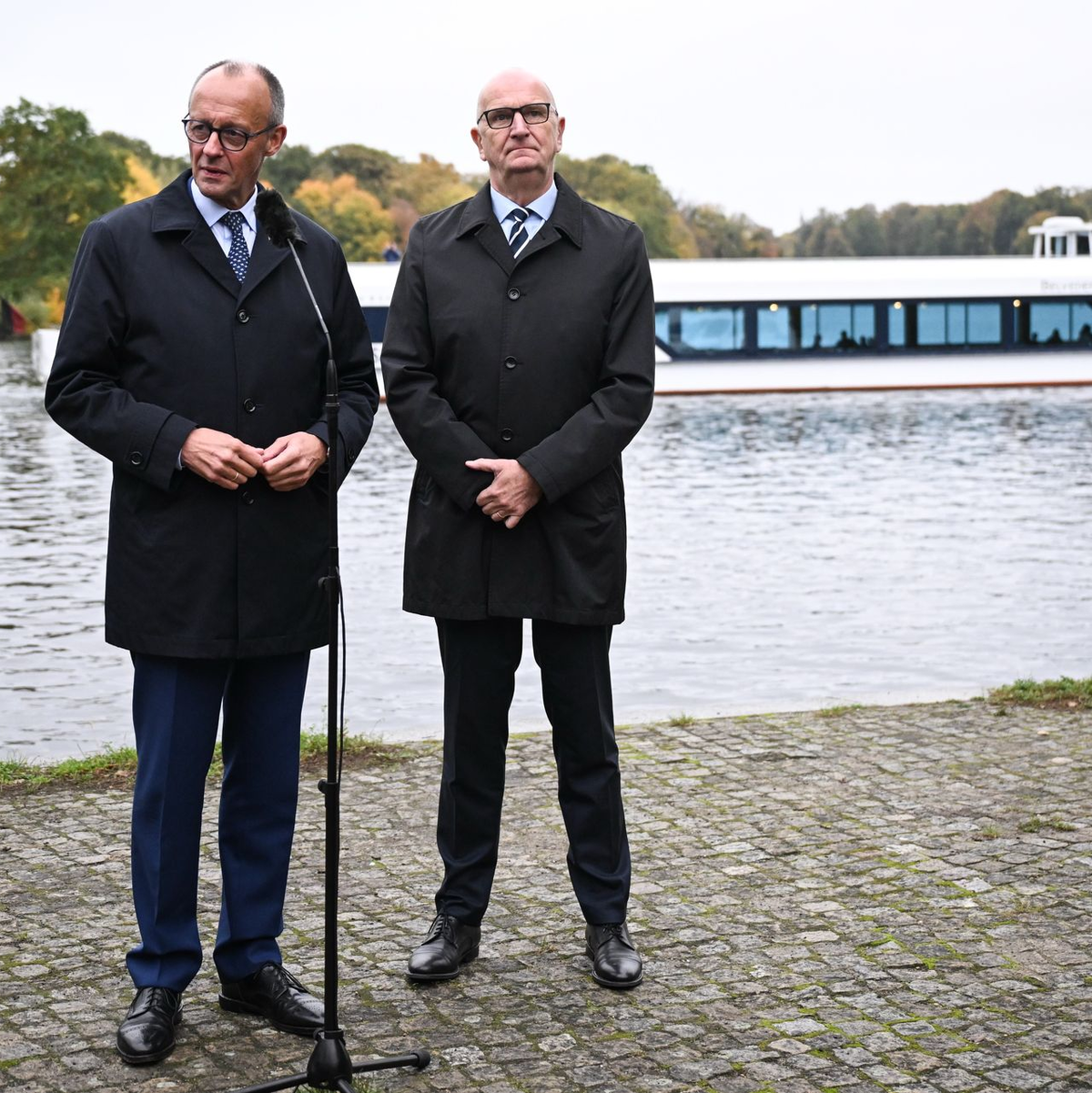 Merz war zu Gast in Brandenburg - eine seiner Äußerungen dort sorgt für massive Kritik.  - Foto: Britta Pedersen/dpa