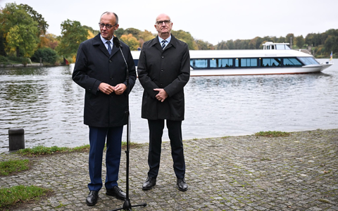 Merz war zu Gast in Brandenburg - eine seiner Äußerungen dort sorgt für massive Kritik.  - Foto: Britta Pedersen/dpa