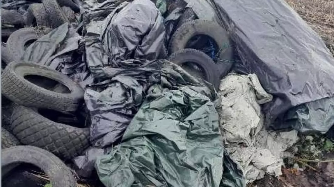 POL-ROW: ++ Zeugen gesucht ++ Unbekannte/r entsorgt Altreifen und Siloplanen auf einem Feld in Bevern ++ Noch unbekannter Unfallverursacher beschädigt Briefkasten und Telefonmast ++ - Bild: presseportal.de