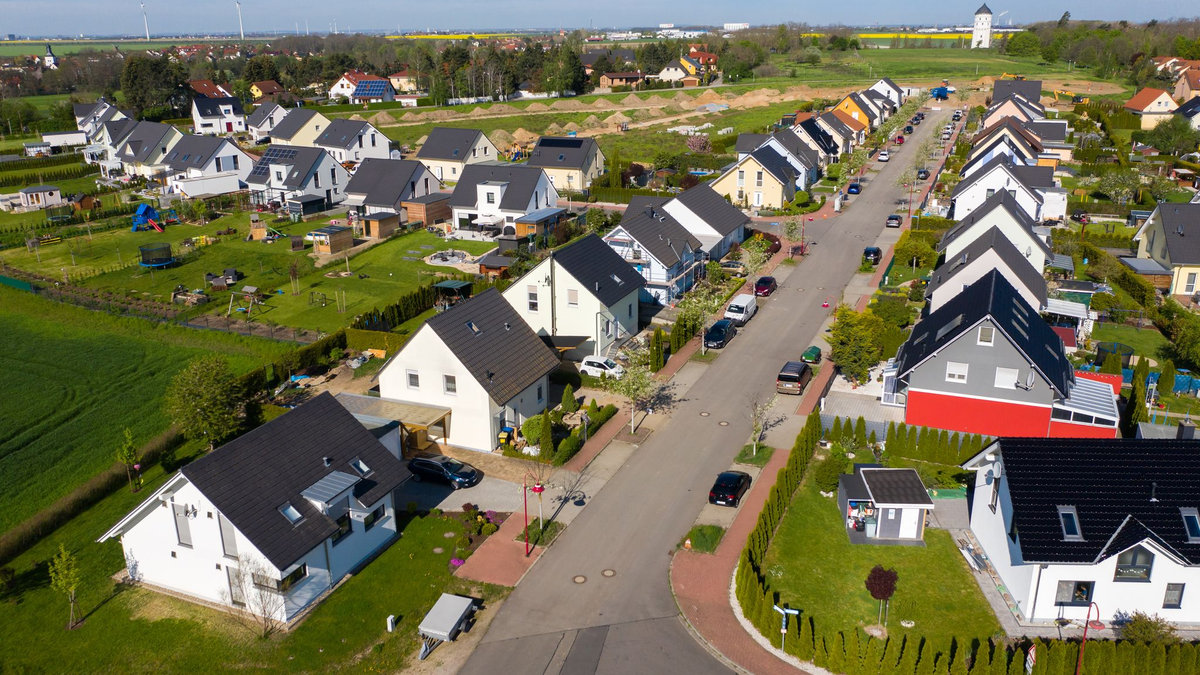 Ist für eine Mehrheit der Deutschen der Wohntraum: das freistehende Einfamilienhaus. (Symbolbild) - Foto: Jan Woitas/dpa-Zentralbild/dpa