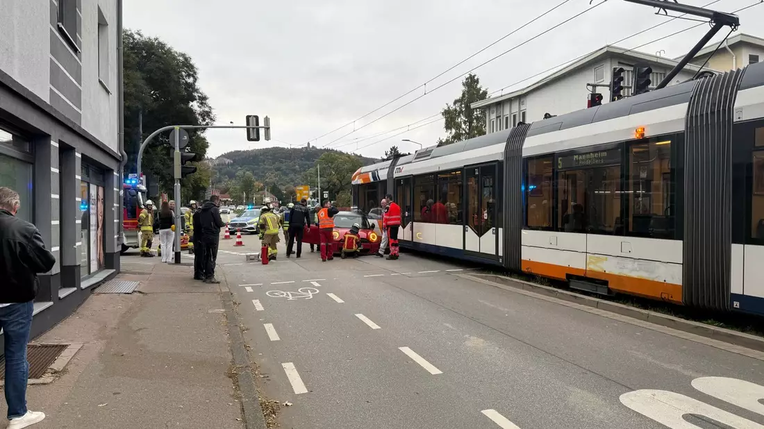 FW Weinheim: Mannheimer Straße wegen Unfall zeitweise gesperrt - Bild: presseportal.de