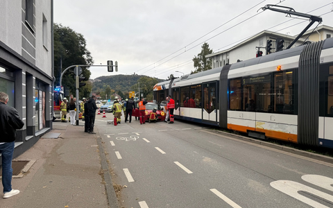 FW Weinheim: Mannheimer Straße wegen Unfall zeitweise gesperrt - Foto: presseportal.de