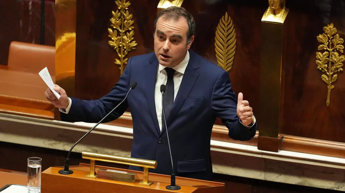 Lecornu hatte ein Aussetzen der umstrittenen Rentenreform von Präsident Emmanuel Macron angekündigt und sich mit diesem Zugeständnis an die Opposition die Unterstützung der Sozialisten gesichert.  - Bild: Thibault Camus/AP/dpa