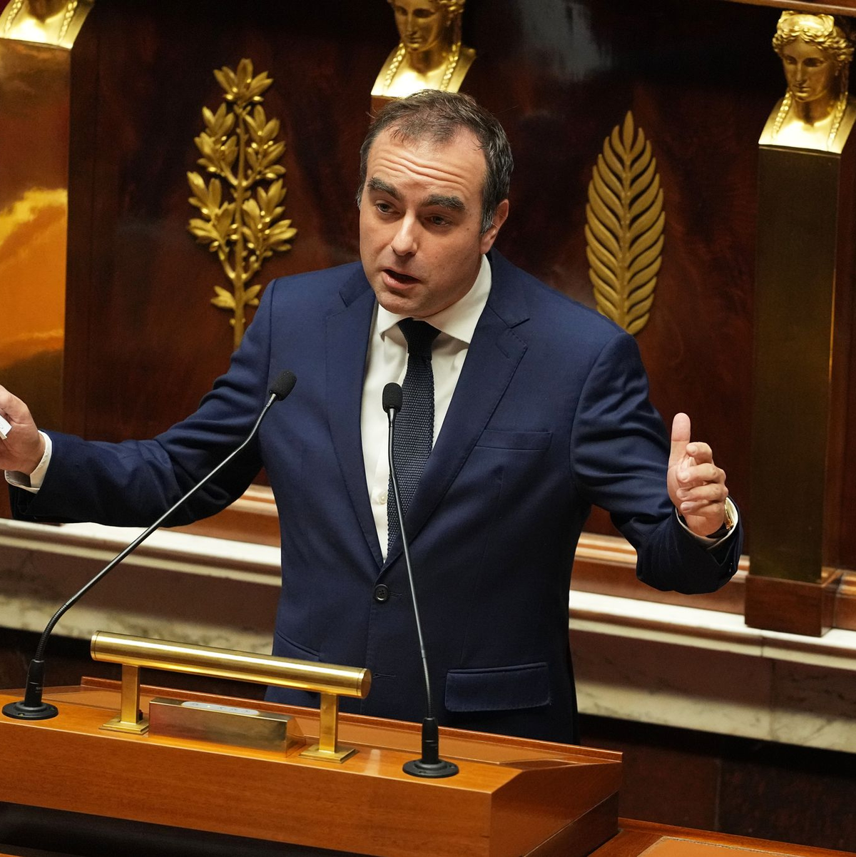 Lecornu hatte ein Aussetzen der umstrittenen Rentenreform von Präsident Emmanuel Macron angekündigt und sich mit diesem Zugeständnis an die Opposition die Unterstützung der Sozialisten gesichert.  - Foto: Thibault Camus/AP/dpa