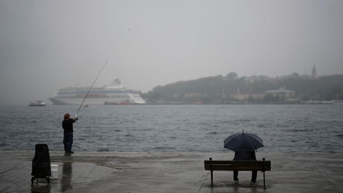 Ein Regentag in Istanbul - angesichts der Wasserprobleme im Land sind darüber viele dankbar. (Archivbild) - Foto: Francisco Seco/AP/dpa