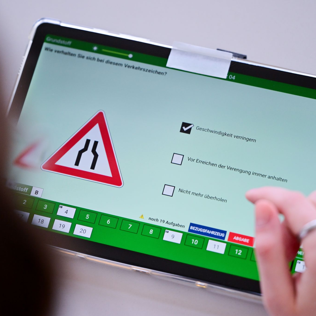 Der Fragenkatalog für die Führerscheinprüfung soll abgespeckt werden. (Archivbild) - Foto: Sebastian Gollnow/dpa