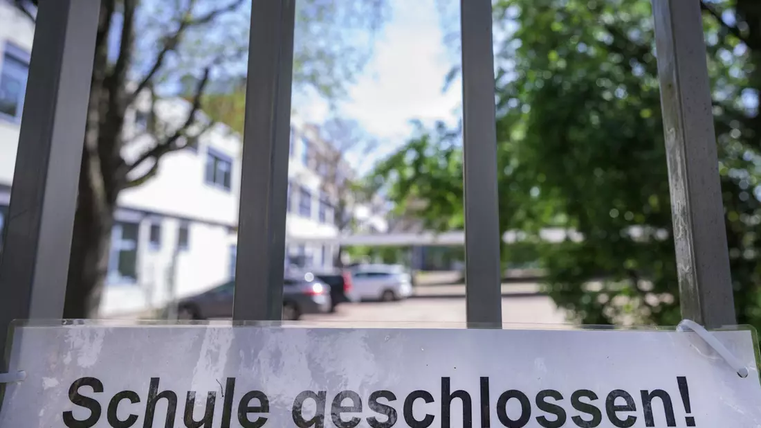 Im Frühjahr 2020 wurden erstmals Schulenschließungen zur Eindämmung der Corona-Pandemie angeordnet. - Bild: Andreas Arnold/dpa