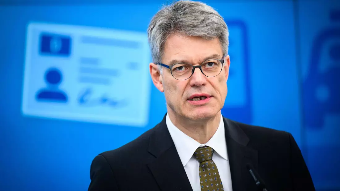 Verkehrsminister Schnieder plant Kostensenkungen bei Führerscheinen. - Bild: Bernd von Jutrczenka/dpa
