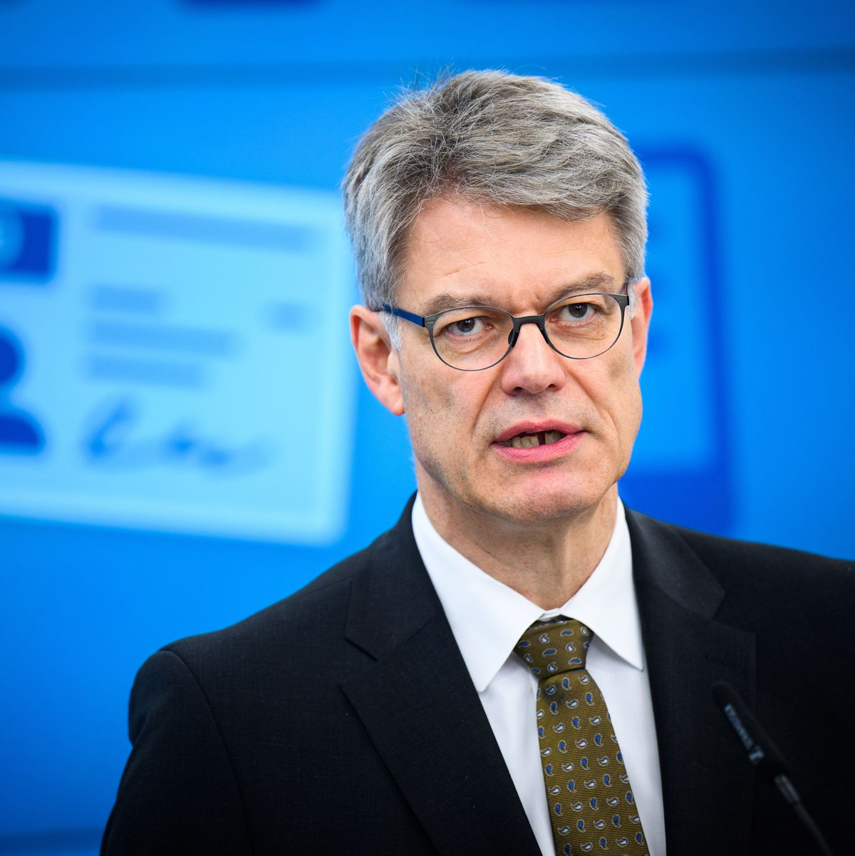 Verkehrsminister Schnieder plant Kostensenkungen bei Führerscheinen. - Foto: Bernd von Jutrczenka/dpa