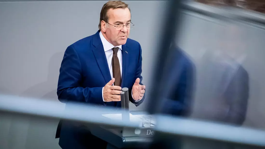 Bundesverteidigungsminister Boris Pistorius (SPD) warnt: Russland rüstet sich für einen weiteren Krieg.  - Bild: Christoph Soeder/dpa