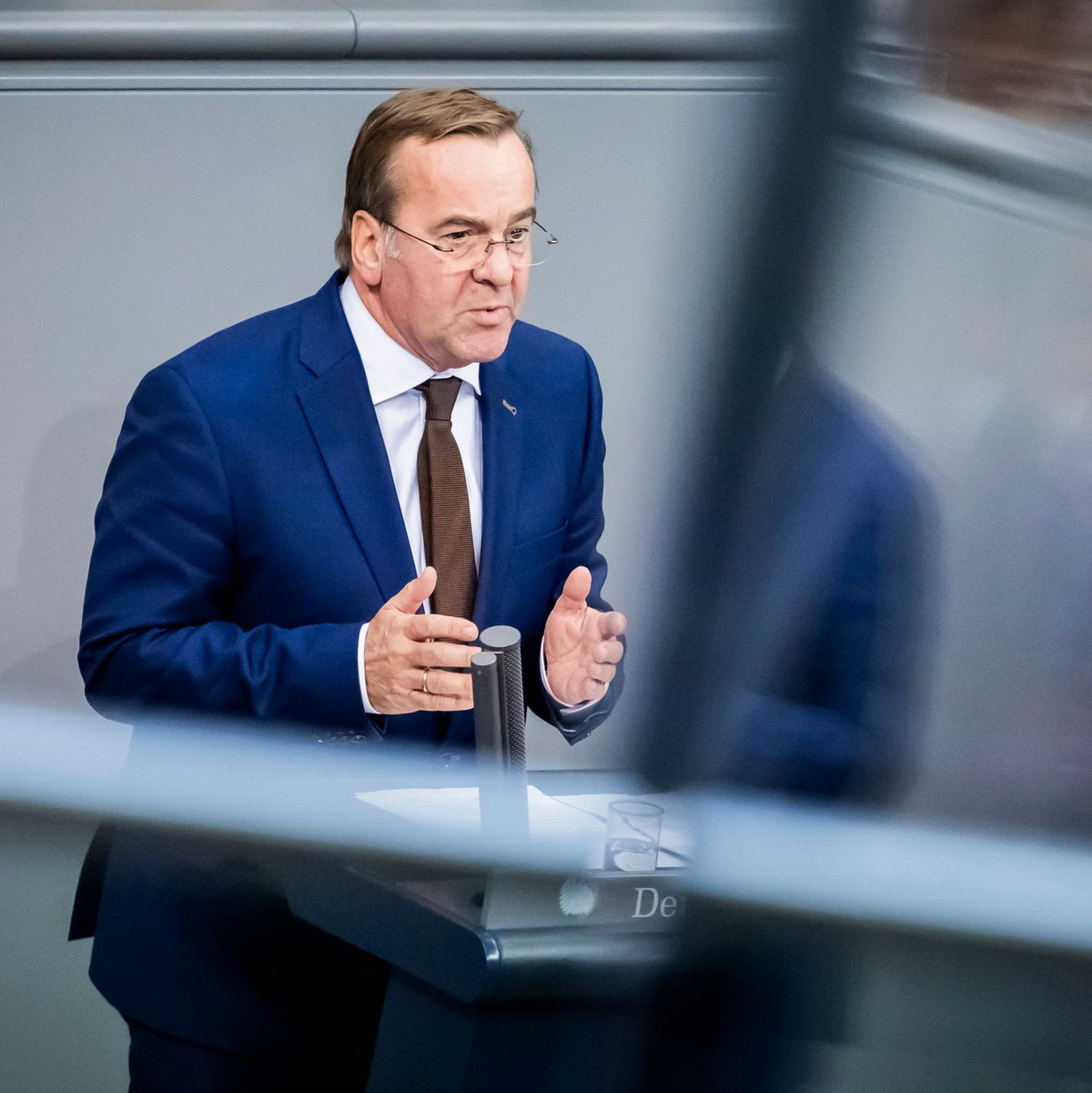 Bundesverteidigungsminister Boris Pistorius (SPD) wirbt im Bundestag für sein Wehrdienstmodell, zeigt sich aber offen für Kompromissvorschläge. - Foto: Christoph Soeder/dpa