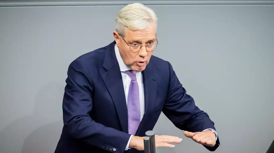 Unionsfraktionsvize Norbert Röttgen (CDU) verteidigt den Vorschlag für ein Zufallsverfahren zur möglichen Auswahl von Wehrdienstleistenden.  - Bild: Christoph Soeder/dpa