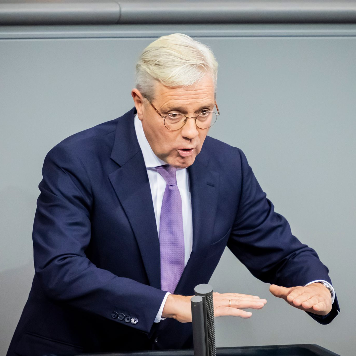 Unionsfraktionsvize Norbert Röttgen (CDU) verteidigt den Vorschlag für ein Zufallsverfahren zur möglichen Auswahl von Wehrdienstleistenden.  - Foto: Christoph Soeder/dpa