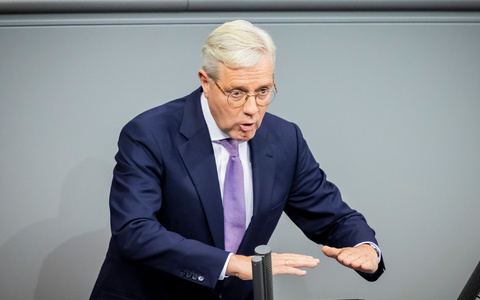Unionsfraktionsvize Norbert Röttgen (CDU) verteidigt den Vorschlag für ein Zufallsverfahren zur möglichen Auswahl von Wehrdienstleistenden.  - Foto: Christoph Soeder/dpa