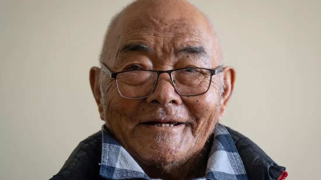 Kanchha Sherpa war der letzte Überlebende der Everest-Expedition 1953 um Edmund Hillary und Tenzing Norgay. Der 92-Jährige starb nach Angaben seiner Familie zu Hause in Kathmandu. (Archivbild) - Bild: Niranjan Shrestha/AP/dpa