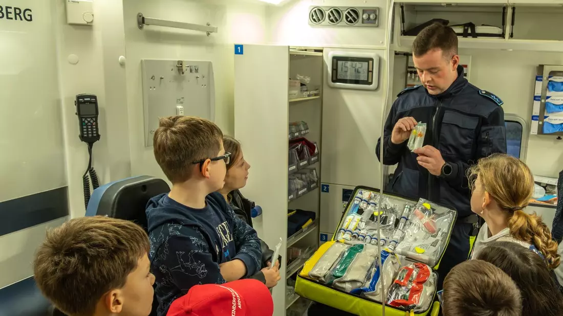 FW-AR: RETTUNGSWAGEN BESUCHT DIE KINDERFEUERWEHR BRUCHHAUSEN/NIEDEREIMER - Bild: presseportal.de