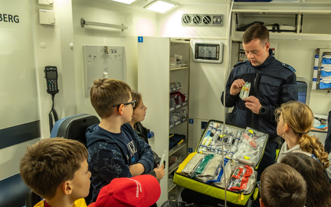 FW-AR: RETTUNGSWAGEN BESUCHT DIE KINDERFEUERWEHR BRUCHHAUSEN/NIEDEREIMER - Foto: presseportal.de