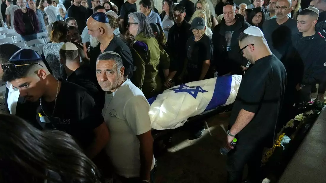 Bislang hat die Hamas neun Geisel-Leichen an Israel übergeben.  - Bild: Francisco Seco/AP/dpa