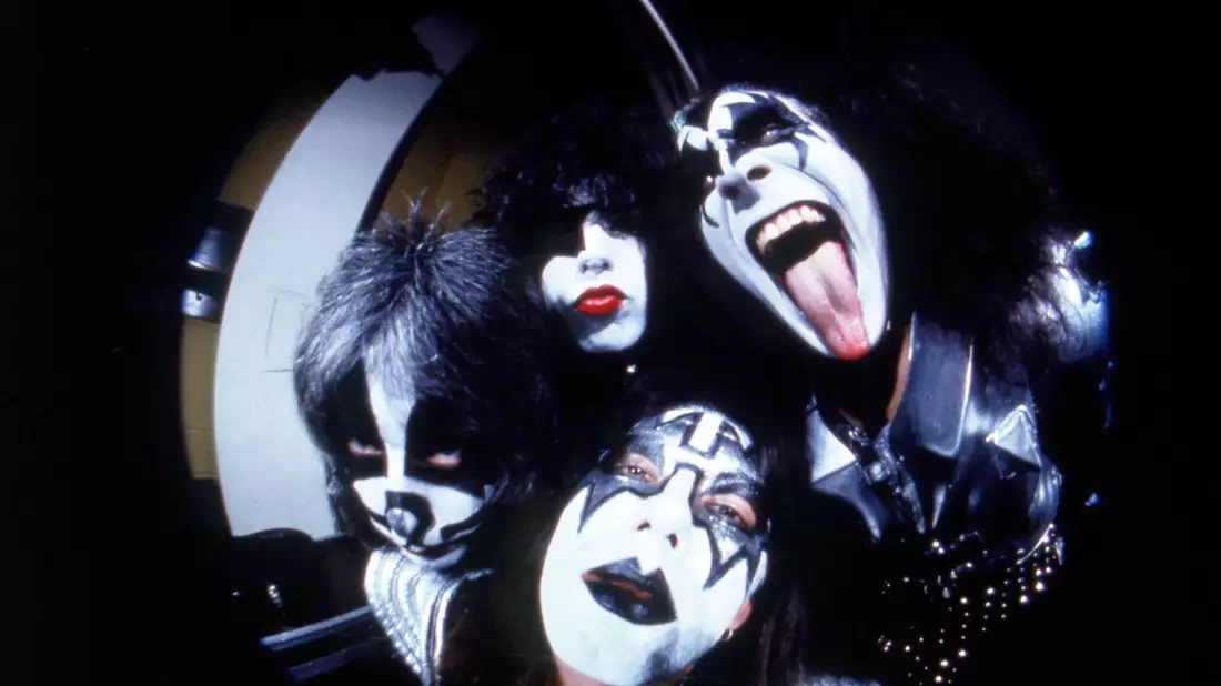 Kiss machte mit wildem Make-up, spektakulären Kostümen und theatralischen Live-Shows Furore. (Archivbild) - Bild: Richard Drew/AP/dpa