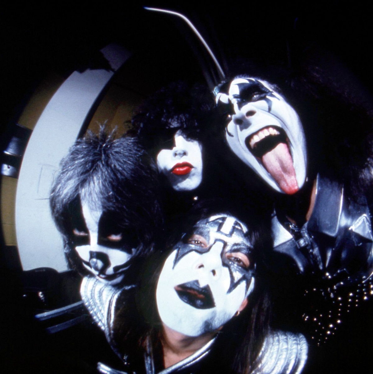 Kiss machte mit wildem Make-up, spektakulären Kostümen und theatralischen Live-Shows Furore. (Archivbild) - Foto: Richard Drew/AP/dpa