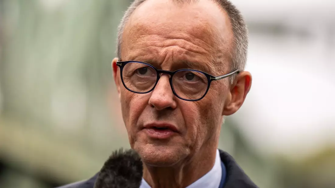 Nicht zum ersten Mal polarisiert Bundeskanzler Friedrich Merz (CDU) mit einer Äußerung zu Migration. - Bild: Michael Kappeler/dpa