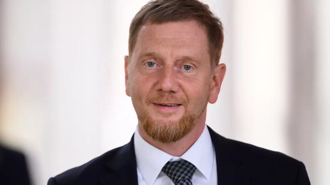 Kretschmer verteidigt die Aussage von Bundeskanzler Friedrich Merz bezüglich der «Probleme im Stadtbild». (Archivbild) - Bild: Robert Michael/dpa